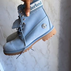 I’m Selling A Size 9.5 Timberland Shoes, And The color is baby blue